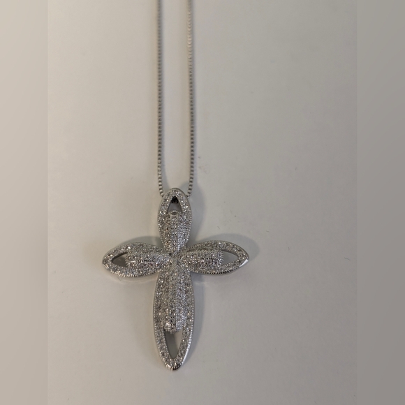 Stunning .925 Sterling Silver Cross Pendant Necklace
